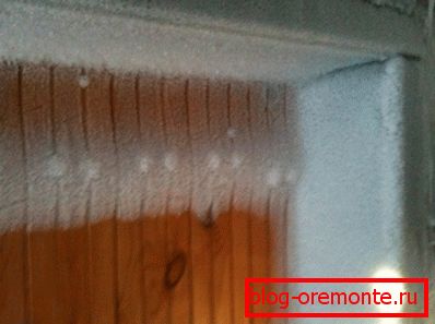 Пръстени на вътрешната повърхност на вратата на входната врата кондензата