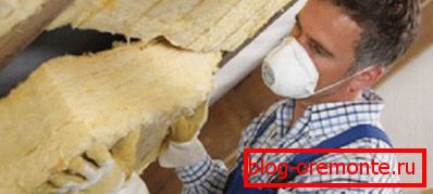 Процесът на полагане на минерална вата между покривните греди