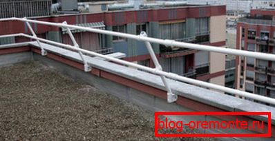 Парапет върху експлоатиран плосък покрив