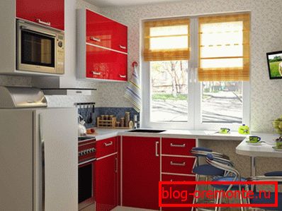Нестандартно подреждане на мебели в малка кухня