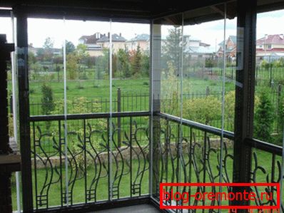 Без рамки остъкляване с перилами из ковки