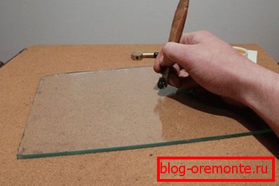 Режете стъкло с резачка за стъкло