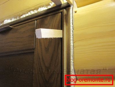 Закрепване на рамката на вратата с клинове