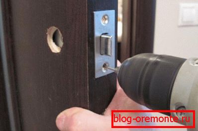 Как да вкарате ключалката във вътрешната врата: процесът