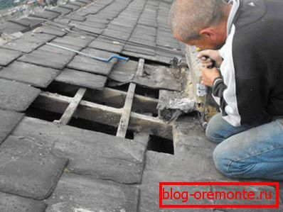 Подмяна на листове на кровле из плоского шифера