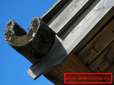 Стара дървена улея
