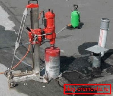 Диамантени пробивни отвори в бетон - единственият начин да се счупи такова устойчиво покритие Диамантени пробивни отвори в бетон - единственият начин да се счупи такова устойчиво покритие