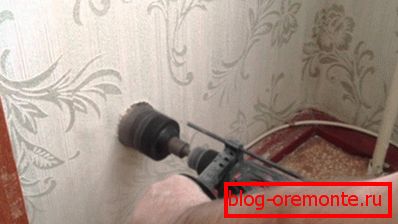 Диамантно пробиване на отвори в бетон се извършва с помощта на специална 