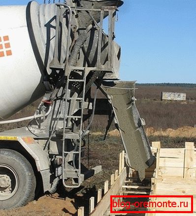 Миксер за камиони - машина за изливане на бетон Миксер за камиони - машина за изливане на бетон