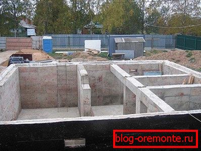 Основа за бетон с леене под основата на блока от пяна Основа за бетон с леене под основата на блока от пяна