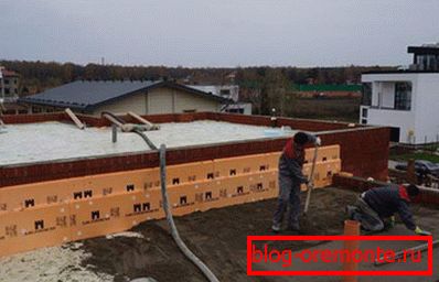 Разсъждение на плоския покрив с пяна бетон
