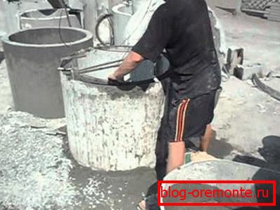 Демонстрация на наливане на бетон в матрицата.