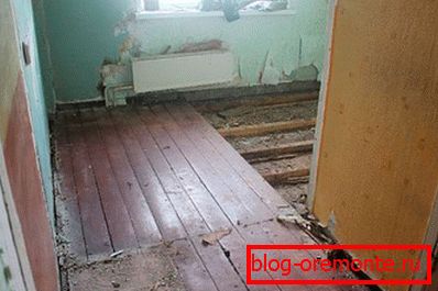 Демонтиране на стария дървен под
