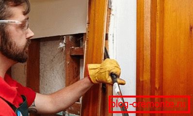 Демонтиране на старата врата Демонтиране на старата врата