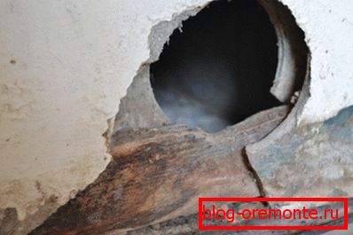 Дългосрочният контакт с водата не е от полза за материала. На снимката има разделителна стена между банята и кухнята.