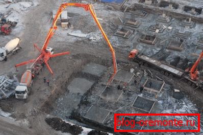 За бетонната помпа мобилността на сместа е важна. За бетонната помпа мобилността на сместа е важна.