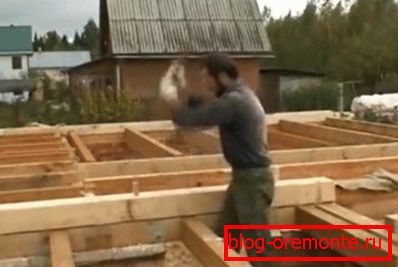 За да закрепят гредата един към друг, дюбели се убиват в тях За да закрепят гредата един към друг, дюбели се убиват в тях