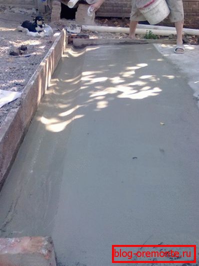 За да се увеличи водонепромокаемостта на бетона, zaezleznit сух цимент. За да се увеличи водонепромокаемостта на бетона, zaezleznit сух цимент.