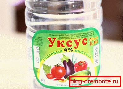 Добавете оцет към водата.