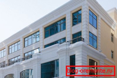 Фасадни елементи от фибростъкло от бетон върху сградата Фасадни елементи от фибростъкло от бетон върху сградата