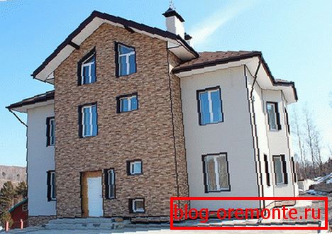 Предни плочи в предната част на къщата