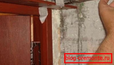 Закрепването на елементите при запълване на кухини с монтажна пяна е задължително Закрепването на елементите при запълване на кухини с монтажна пяна е задължително