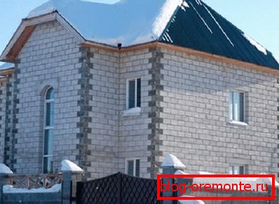 Снимка на частна къща, изработена от газобетон. Снимка на частна къща, изработена от газобетон.