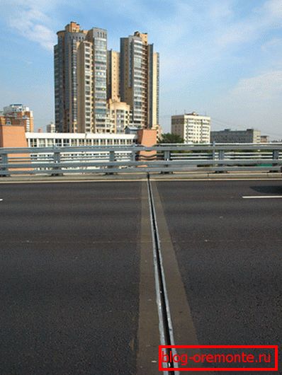 Снимка на разширяващата се връзка по пътя за асфалтобетон