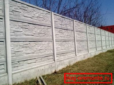 Снимка на красива северна бетонна ограда
