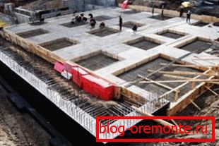 Основата на мястото на изграждане на стълбището трябва да бъде монолитна Основата на мястото на изграждане на стълбището трябва да бъде монолитна