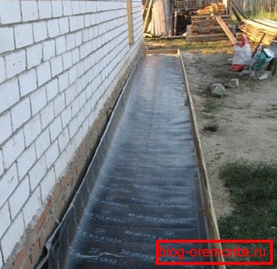 Хидроизолиращ слой в областта на слепите