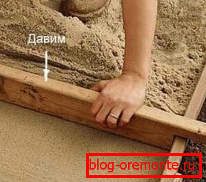Чакълът и пясъкът са много удобни, за да се изравнят с обикновена режеща плоча по ширината на пистата Чакълът и пясъкът са много удобни, за да се изравнят с обикновена режеща плоча по ширината на пистата