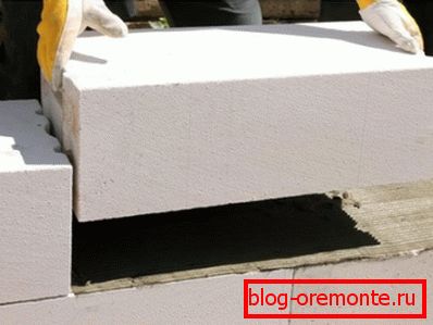 Стенна зидария от газобетон с използване на специално лепило. Стенна зидария от газобетон с използване на специално лепило.