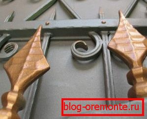 Нанасяне на връх в детайлите за изковаване рисувани порти