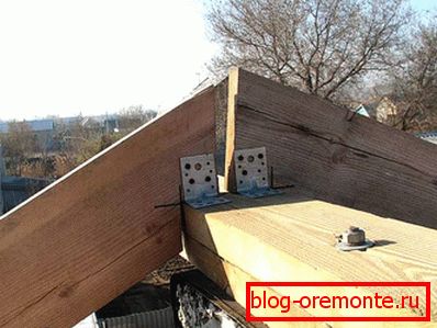 Закрепване на гредите към билото