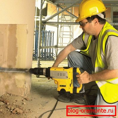 Аматьорска снимка на професионален перфоратор по време на работа Аматьорска снимка на професионален перфоратор по време на работа