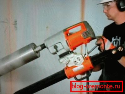Аматьорска снимка, процесът на пробиване с използване на професионално оборудване под формата на специална машина Аматьорска снимка, процесът на пробиване с използване на професионално оборудване под формата на специална машина