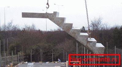 Походът се издига до крана за монтажните вериги. Походът се издига до крана за монтажните вериги.