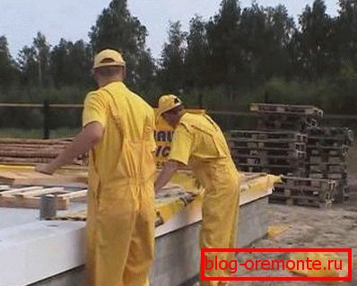 Монтиране на затварящата се хидроизолация с изолация върху основата преди полагането