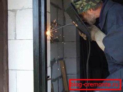 Заваряване на метални щифтове към рамката на вратата монтаж на входни метални врати