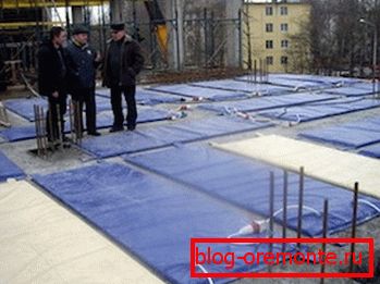 Можете да използвате специални рогозки, които поддържат топлина за определен период от време Можете да използвате специални рогозки, които поддържат топлина за определен период от време