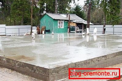 В снимката - завършена основа, направена под формата на твърда плоча В снимката - завършена основа, направена под формата на твърда плоча