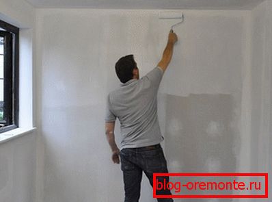 В снимката - нанасяне на грунд върху стени от гипсокартон В снимката - нанасяне на грунд върху стени от гипсокартон