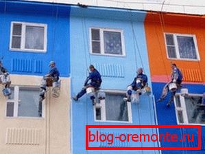 На снимката - ярка фасада На снимката - ярка фасада