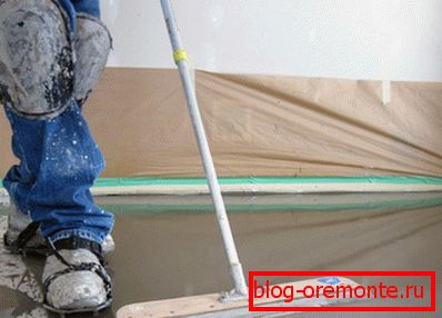 На снимката човек не измива пода, но измива На снимката човек не измива пода, но измива