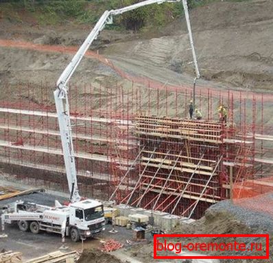 Във фотозахранването на разтвор директно на строителната площадка Във фотозахранването на разтвор директно на строителната площадка