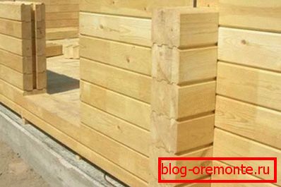 Снимката показва процеса на издигане на стени от залепени греди. Снимката показва процеса на издигане на стени от залепени греди.
