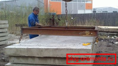 При фото зареждането на стоманобетонни плочи