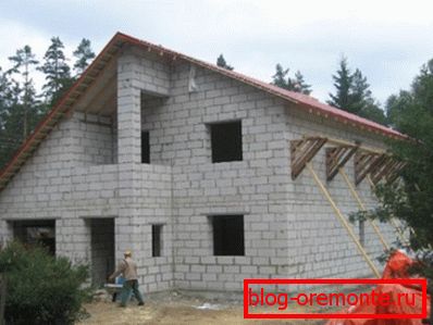 Снимката показва строителството на селска къща, изработена от блокове от газобетон. Снимката показва строителството на селска къща, изработена от блокове от газобетон.