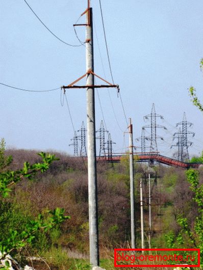 На снимката стоманобетонните подпори от 35 KV, монтирани в скалисти терени На снимката стоманобетонните подпори от 35 KV, монтирани в скалисти терени